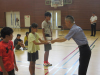 ３