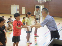 ４