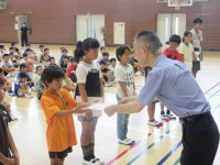 ７
